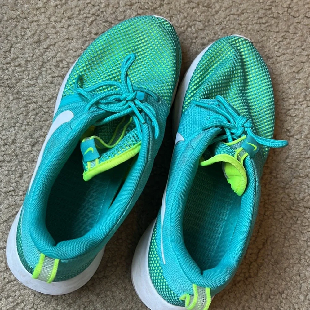 Nike Roche - Picture 2 of 3